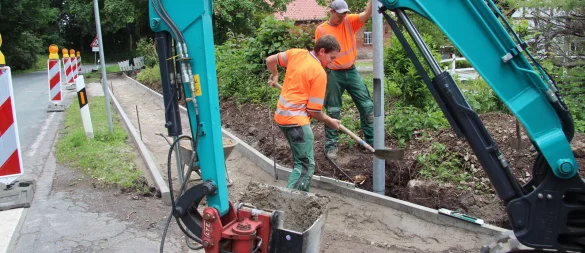 Marcel Kuhfuß (links) und Volker Wolf arbeiten an der neuen Zuwegung und Beleuchtung der Bushaltestelle in Selsen. - © Nadine Uphoff