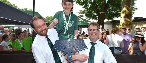 Die beiden Schießmeister Bastian Dawitz (l.) und Uwe Friedrich nehmen den überglücklichen Jubiläums-Kinderkönig Jarne Landerbarthold (10) nach seinem erfolgreichen Treffer auf die Schultern. - © Karin Prignitz