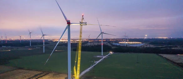 Überall im Land werden ältere Windräder von leistungsstärkeren abgelöst, beispielsweise wie hier in einem Windpark bei Großbeeren von den Berliner Stadtwerken erichtet. Doch in Großenmarpe soll das nicht passieren, wenn es nach dem Willen der Dorfbevölkerung und des Rates geht. - © Silke Reents