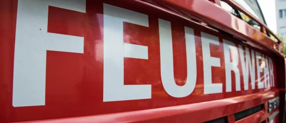 Die Feuerwehr rückt zu einem vermeintlichen Zuimmerbrand aus. - © Symbolbild: Pixabay