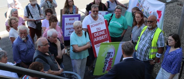 Rechtsanwalt Gerhard Ihle erklärt den Demonstranten im Juni 2024 vor dem Arbeitsgericht in Detmold rund um die Gewerkschaft Verdi, was im Sitzungssaal besprochen wurde. Kurz danach gab es die erste Niederlage. - © Janet König