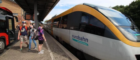 Ein Dieseltriebwagen der Eurobahn steht im Bahnhof Lemgo: Durch die Übernahme des Unternehmens habe der Nahverkehrs-Zweckverband NWL seine Handlungsfähigkeit bewiesen, meint Kurt Kalkreuter. - © Archivfoto: Jens Rademacher