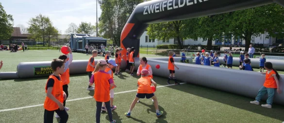 Mit sieben verschiedenen aufblasbaren Bewegungsstationen hat Trixxit den Sportplatz an der Werretalschule bestückt. - © Jost Wolf