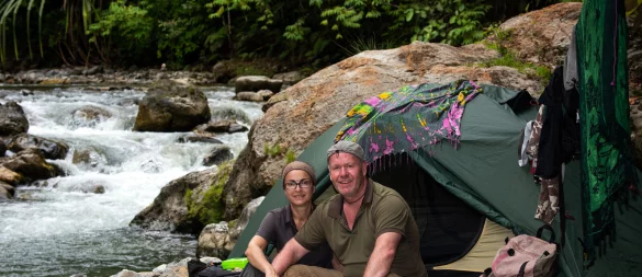Die Paderborner Sandra Hanke und Dieter Schonlau bei ihrer Lieblingsbeschäftigung - dem Leben im Regenwald. - © Dieter Schonlau