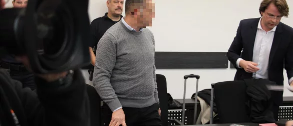 Der angeklagte Honorar-Arzt aus Berlin (52) nimmt an der Seite seines Verteidigers Dr. Sebastian Thieme (rechts) Platz. - © Janet König