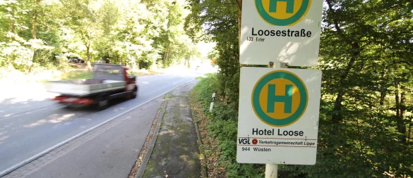 Diese Parkbucht in der Nähe des Minigolfplatzes ist im Frühjahr 2024 zum Tatort geworden. Hier hielt ein inzwischen verurteilter Busfahrer für eine Behindertenwerkstatt an, um sein Opfer mehrfach zu vergewaltigen. Die Scheiben des Busses waren hinten abgedunkelt. - © Jens Rademacher