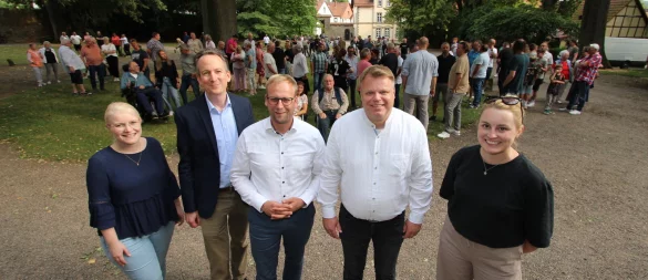 Kandidatendiskussion im Barntruper Schlosshof: Die Veranstaltung mit Borris Ortmeier (Mitte) und Oliver Humke (Zweiter von rechts) ist von Dr. Dedo von Kerssenbrock-Krosigk organisiert worden. Die LZ-Redakteurinnen Nadine Uphoff (links) und Lorraine Brinkmann moderieren. - © Jens Rademacher