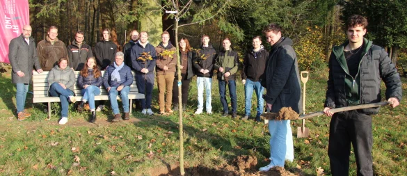 Kämmerer Frank Limpke (von links), Professor Adrian Riegel, Theresa Erb, Förster Alexander von Leffern, Theresa Erb und daneben Professor Reinhard Grell (sitzend) sind zusammen mit den Studenten der Holztechnik der Technischen Hochschule OWL auf der Streuobstwiese am Parkplatz Försterteiche in Lemgo und pflanzen Bäume. - © Nadine Uphoff