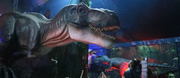 Imposante Dinos in allen Größen: Bei der iTronic-Dinosaurs Ausstellung am Bielefelder Gleisdreieck wartet auch dieser T-Rex auf Besucherinnen und Besucher. - © Dana Thoeren
