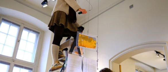 Aufbau: Am Freitag wurden noch Bilder gehängt, Objekte aufgestellt und mehr. Sonntag ist die Eröffnung. - © Sven Koch