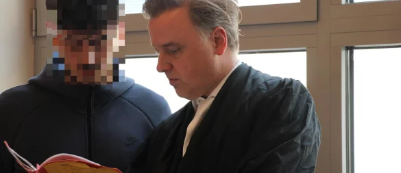 Rechtsanwalt Burkhard Benecken aus Marl vertritt den 20-jährigen Sohn des Getöteten auch beim parallel vor dem Landgericht laufenden Mordprozess gegen zwei junge Detmolder. Das Foto ist beim Prozessauftakt entstanden. Vor dem Jugendschöffengericht saß sein Mandant jetzt selbst auf der Anklagebank. Er hatte hier auch Vertediger Murat Baspinar an seiner Seite. - © Janet König