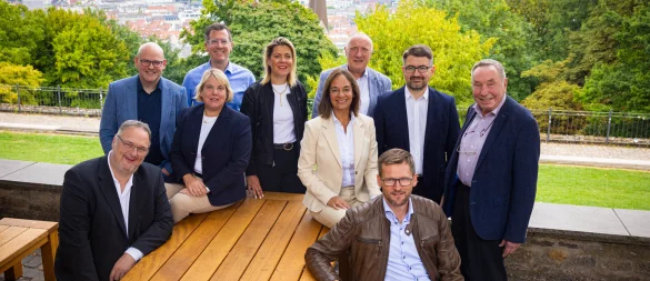 Andreas Hanhart, Jan Maik Schlifter, Martina Hannen, Elmar Thyzel, Ricarda Heeper, Jasmin Wahl-Schwentker, Roger Ritter (hinten stehend), Benjamin Sandbothe (auf der Bank davor sitzend), Christian Sauter und Roland Stefan vor der Bielefelder Sparrenburg. - © Mike-Dennis Müller