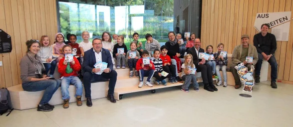 (vordere Reihe von rechts): Dr. Ingo Möller (Leiter der KEW), Zeichner Mark
Schäferjohann, Jörg-Düning Gast (Verbandsvorsteher des Landesverbands Lippe)
und Landrat Dr. Axel Lehmann haben der 2b des Grundschulverbunds Oerlinghausen
mit ihrer Klassenlehrerin Ilona Schlüssel (links) das neue Hermännchen-Heft
vorgestellt. - © Kreis Lippe
