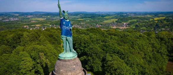 Hermannsdenkmal im Arminia-Trikot - © Mike-Dennis Müller