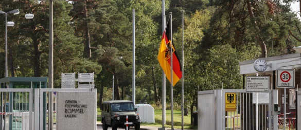 Eingang der Generalfeldmarschall-Rommel-Kaserne in Augustdorf, die ein Ziel möglicher Spionageaktivitäten sein könnte. - © Bernhard Preuss