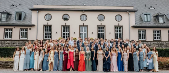 98 Abiturienten haben am AHF-Gymnasium ihre Zeugnisse erhalten. - © AHF-Gymnasium