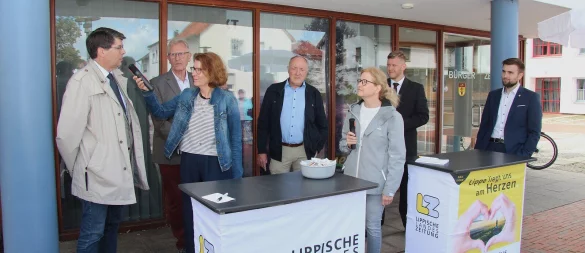 Vor dem Augustdorfer Bürgerzentrum befragte die LZ die fünf Bürgermeisterkandidaten: Stephan Grigat (CDU, von links), Gottfried Dennebier (DBA), Silke Buhrmester (LZ), Roger Ritter (FDP), Cordula Gröne (LZ), Felix Hampe (AfD) und Mats Uffe Schubert (SPD). - © Dirk Baldus