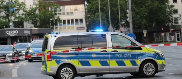 Ein Bulli der Kriminaltechnik steht am frühen Morgen auf der Mindener Straße. - © Claus Frickemeier
