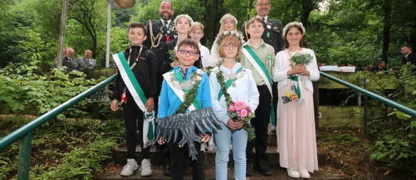 Das Kinderkönigspaar (vorne) Nico Schmidt und Mia Michael mit (von links) dem Apfelprinzenpaar Timo Schmidt und Merve Topselvi, dem Zepterprinzenpaar Ferdinand Stumpf und Luna Hoffmann sowie dem Kronprinzenpaar Finn Moshage und Lusia Selke. Foto: OSG - © OSG