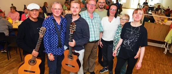Musiker Jose aus Bielefeld, Organisator Antonio, Musiker Christoph, Andreas, Jan-Timo, Jasmin, Elke und Maya (von links) begrüßen die Gäste zum Nachbarschaftskaffee. - © Nicole Ellerbrake