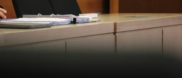 Verteidiger Jann Henrik Popkes hat seiner Mandantin Taschentücher bereitgelegt. - © Janet König