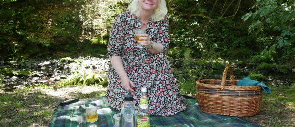 Diana Ammers Lieblingsplatz liegt am idyllischen Silberbach nahe der Kattenmühle in Veldrom. Zum Interview-Termin hat sie einen Picknick-Korb dabei. - © Jost Wolf
