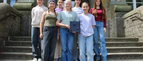 Die Arbeit hat sich gelohnt: Die Schülerinnen Lana Emily Langhammer (hintere Reihe von links) Jumana Elgayyar, Hanna Charlotte Schau, Rubina Helen Rothenstein und Lynn Urlaß, Jana Louisa Wassel und Calotta Margarete Linden. - © Kyrill von Matuschka