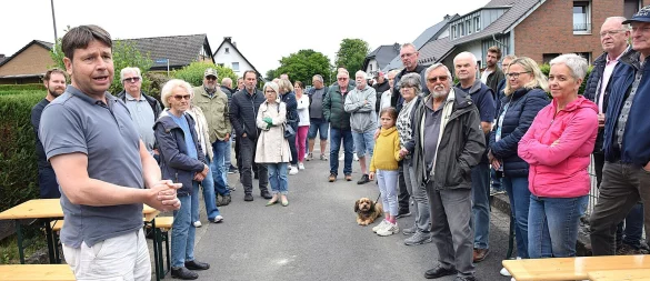 Christian Kühnel (links), Vorsitzender des SPD-Ortsvereins Leopoldshöhe-Nord, begrüßt viele interessierte Besucher am Roten Grill in Nienhagen. Das Thema Windräder erhitzt die Gemüter. Foto: Karin Prignitz - © Karin Prignitz