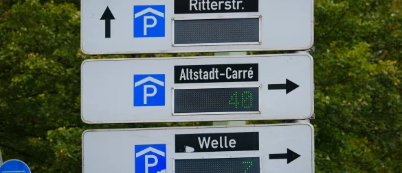 Das Parleitsystem zeigt die freien Plätze in den Parkhäusern an. - © Andreas Zobe