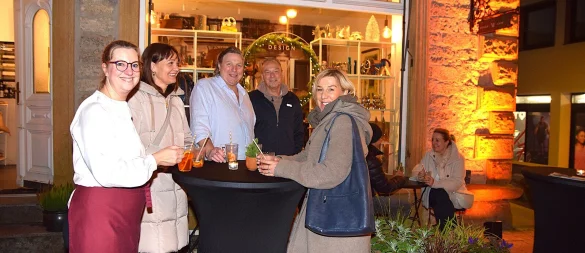 Natalia und Peer Achilles bieten am einzigen Essensstand beim Bummelabend Brat- und Currywurst mit selbst gemachter Soße und Pommes an. - © Karin Prignitz