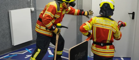 Mit VR-Brillen ausgerüstete Feuerwehrleute auf der Atemschutz-Übungsstrecke. Mit dieser Anlage ist die Feuerwehr im Kreis Herford Vorreiter in Deutschland. - © Kreis Herford