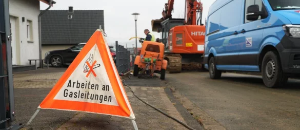 Eine bei Baggerarbeiten beschädigte Gasleitung hat am Dienstag Feuerwehr und Energieversorger auf den PLan gerufen. - © Die Blaulicht-Fotografen