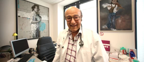 Der Paderborner Basem Al-Ghoul liebt seine Arbeit als Internist, wie er sagt. Im Hintergrund sind in seiner Praxis Bilder seiner Ehefrau Renata zu sehen. - © Rajkumar Mukherjee