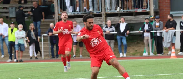 Enis Cömert (am Ball) und Johann Felker (im Hintergrund) vom Post-TSV Detmold freuen sich auf das Gastspiel des Tabellenführers am Werresportplatz. - © Sebastian Lucas