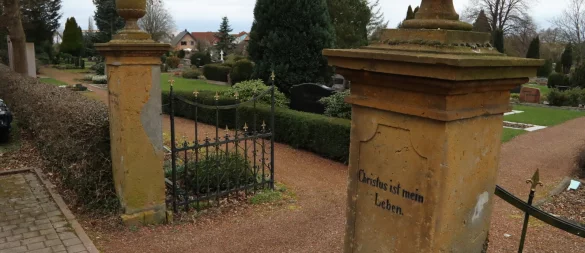 Die Gemeinde Leopoldshöhe will fast alle Friedhofsgebühren anheben. Nur Reihengräber für Erwachsene sind davon ausgenommen. Auch eine neue Satzung ist geplant. - © Birgit Guhlke