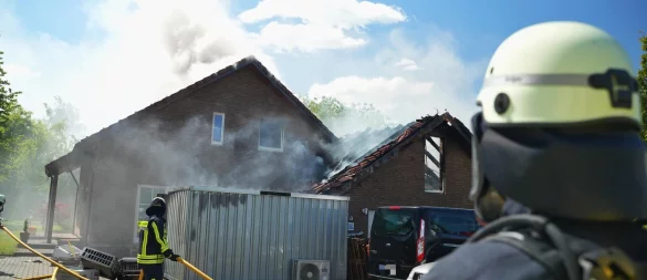 Die Feuerwehr löscht den Brand in einem Wohnhaus in Horn-Bad Meinberg. Auch der Anbau und die Garage hatten Feuer gefangen. - © Freitag TV