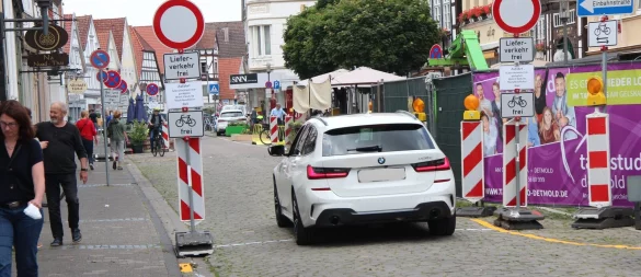 Ein Bild vom Verkehrsversuch 2021 in der Krummen und der Exterstraße. Die Umsetzung lag zunächst auf Eis, aber bald könnte es konkret werden. - © Archivfoto: Jana Beckmann