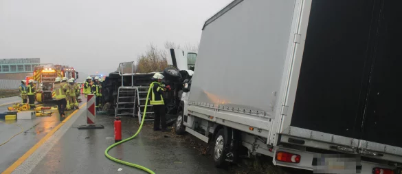 Die Feuerwehr Bad Salzuflen musste aus einem umgekippten Mercedes Sprinter zwei Menschen befreien, die am Sonntagmittag nach einem schweren Verkehrsunfall auf der Autobahn 2 eingeklemmt waren. - © Daniel Hobein / Feuerwehr Bad Salzuflen