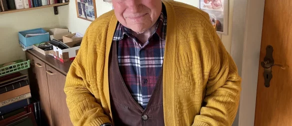 Heinrich Kracht macht Schluss: Seit 1976 hat er für die evangelisch-reformierte Kirchengemeinde Bösingfeld gespendete Briefmarken sortiert und für einen guten Zweck verkauft. - © Siegfried Mühlenweg