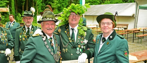 Oberst und amtierender Kaiser Heinz Holey (links) mit dem neuen Schützenkönig Hans-Jürgen Ahlgrimm und dessen Königin Jutta Raeth - © Nicole Ellerbrake