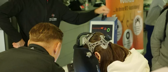 Praxis steht im Vordergrund des Lippe.MINT-Tags: Hier üben Schülerinnen und Schüler Schweißen. - © Lippe Bildung