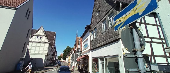 Hier fehlt ein Schild: Theoretisch dürfen Autofahrer im Moment entgegen der Einbahnstraßenrichtung in die Papenstraße fahren (Blick aus Richtung "Vesuvio" Richtung St. Nicolai und Waisenhausplatz). Solche Fahrmanöver können gefährlich werden. - © Jens Rademacher