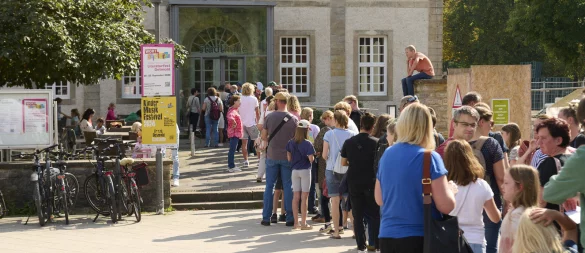 Ein großer Andrang hat beim Kinder- und Jugend-Literaturfest im vergangenen Jahr vor der Stadthalle geherrscht. - © Dirk Schelpmeier