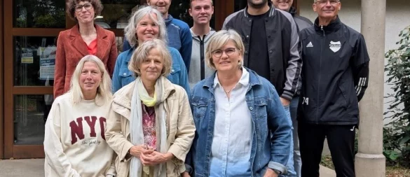 Kooperieren: Joanna Stöcker (Stadt Detmold), Katja Brinkmann (Fürstin Pauline Stiftung), Max Beuys, Fabian Schlingmann und Christopher Tegethoff (alle KSB), Ulrich Dubbert (Stadt Detmold), Thomas Jussen (SV Eintracht Jerxen-Orbke (hinten, von links) sowie Unten: Karin Linneweber (OGS), Rektorin Christiane Kröger und Christiane Ladleif (OGS, vorne, von links). - © KSB Lippe