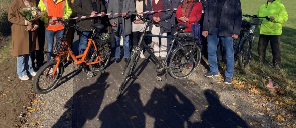 Vertreter von Stadt, dem Verein Ländlicher Raum aktiv, der ausführenden Firma, der AG Radfahren und dem Yogazentrum sind bei der Einweihung des Bürgerradwegs dabei. - © Cordula Gröne