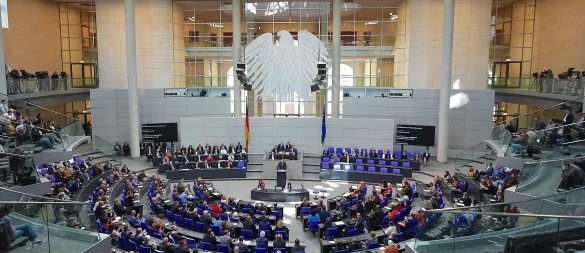 Die Abgeordneten des Bundestags diskutieren im Plenarsaal über den Bundeshaushalt 2026. Anschließend ging der Haushalt in den Ausschuss, dem die beiden Ostwestfalen Wiebke Esdar (SPD) und Christian Haase angehören. - © Michael Kappeler/dpa