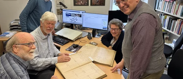 Die Ehrenamtler Lothar Kaup und Wolfgang Kramer, Stadtarchivar Lars Sonnenberg, Dr. Angelika Heinrike Heil von der Elbrächter-Stiftung sowie Historiker Roland Linde (Foto von links) freuen sich über viele Informationen, mit denen das digitale historische Häuserbuch gefüttert werden kann. - © Sandra Castrup