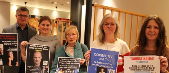Michael und Madeleine Biermann (von links), Elisabeth Varnholt und Sabine Budde (alle Förderverein) stellen mit Büchereileiterin Eva-Maria Allert das Programm für das kommende Jahr vor. - © Lorraine Brinkmann