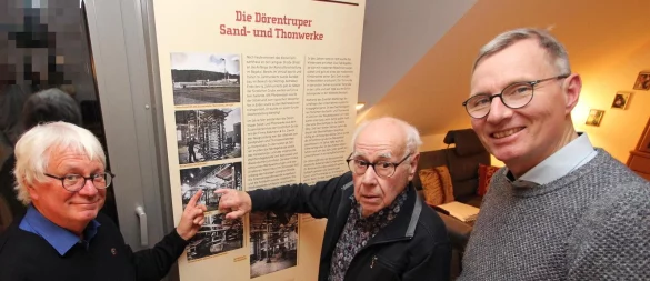 Horst Heuer (Mitte) arbeitete über Jahrzehnte im Klinkerwerk der Dörentruper Sand- und Thonwerke. Mit im Bild: Jürgen Scheffler (links) und Jochen Brunsiek von der Kulturwerkstatt Nordlippe. Mit Heuers Unterstützung entstand die Ausstellung der Kulturwerkstatt, von der im Hintergrund ein Teil zu sehen ist. - © Jens Rademacher