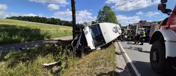 Der Kleinbus ist auf der Lütter Straße gegen einen Baum geprallt. - © Freitag-TV